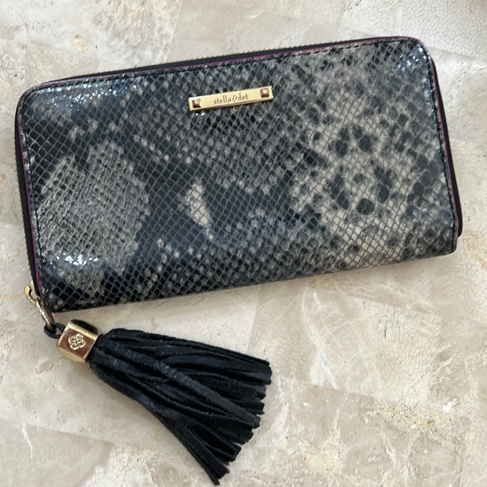 💚Stella & Dot Grey Snakeskin Zip Wallet w Tassel